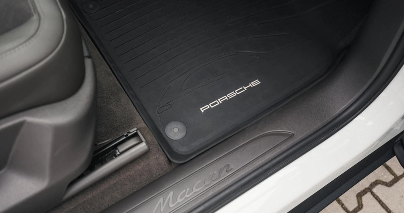 Porsche Macan cena 161990 przebieg: 111600, rok produkcji 2017 z Radków małe 742